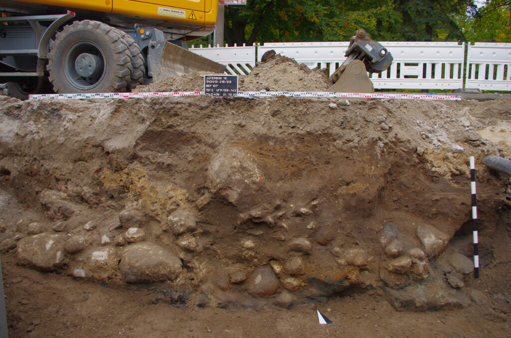 Vermutliche Fundamentreste von der Vorburg in der Schloßstraße  (Foto C. Hartung, BLDAM)