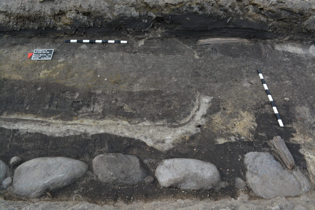 Fundamentsteinreihe eines Schwellrahmengebäudes am Rande einer spätmittelalterlichen Kellergrube (Foto D. Dosdall, BLDAM)